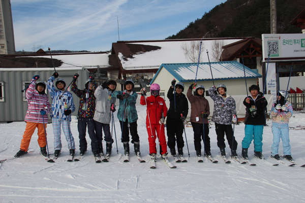 지난 4일부터 3일간 강원도 용평리조트에서 열린 2015 청소년 스키캠프 및 콘서트에서 참가자들이 기념촬영을 하고 있다./경기도생활체육회 제공