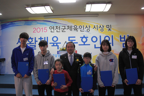 지난 4일 열린 연천군체육상 시상식 및 생활체육 동호인의 밤 행사에서 김규선 연천군수가 수상자들과 기념촬영을 하고 있다./연천군체육회 제공