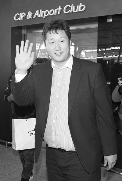 ‘빅보이’ 이대호가 2015 메이저리그(미국 프로야구) 윈터미팅 참석차 7일 인천 영종도 인천국제공항을 통해 미국으로 떠나며 취재진을 향해 손을 흔들고 있다. /연합뉴스