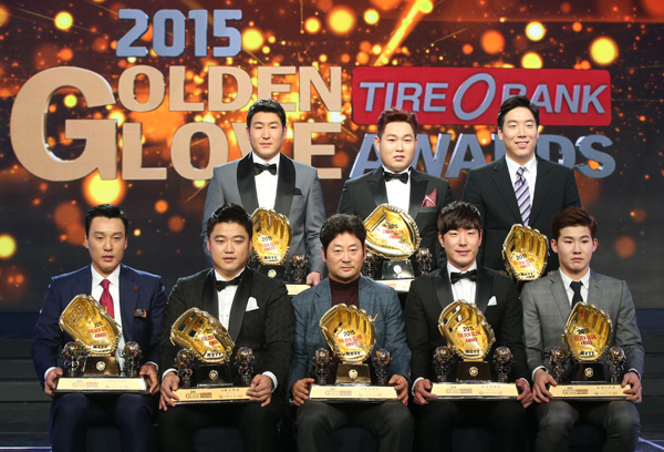8일 서울 서초구 양재동 더케이호텔에서 열린 2015 타이어뱅크 KBO리그 골든글러브 시상식에서 부문별 수상자들이 기념촬영을 하고 있다. 왼쪽 아래부터 시계 반대방향으로 지명타자 부문 삼성 이승엽, 3루수 부문 삼성 박석민, 2루수 부문 나바로를 대신해 삼성 김용국 코치, 유격수 부문 두산 김재호, 외야수 부문 NC 나성범, 외야수 부문 두산 김현수, 포수 부문 두산 양의지, 외야수 부문 케이티 유한준./연합뉴스