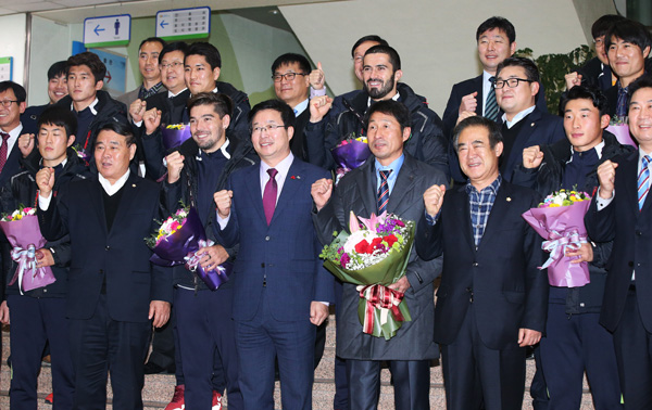 8일 수원시청에서 열린 ‘수원FC 2016 K리그 클래식 승격 환영 행사’에서 염태영 수원시장과 조덕제 수원FC 감독을 비롯한 선수단이 기념촬영을 하고 있다./연합뉴스