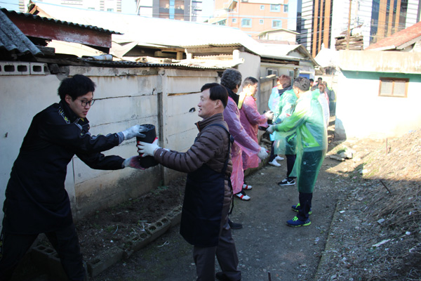 경기도생활체육회 임직원들이 8일 화성시 향남읍을 방문해 연탄 봉사 활동을 펼치고 있다.
/경기도생활체육회 제공