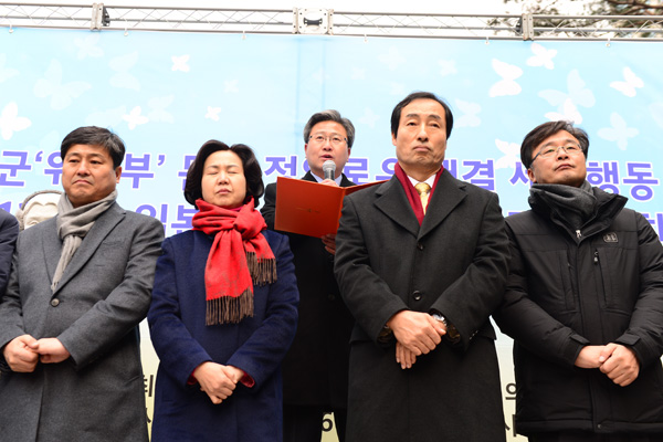 채인석 화성시장(가운데)이 ‘제1212차 일본군 위안부 문제 해결을 위한 정기 수요집회’에 참석해 일본군 위안부 협상타결 반대 공동성명서를 발표하고 있다. /화성시 제공