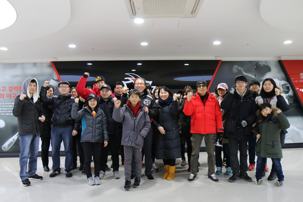 24일 수원 케이티위즈파크에서 열린 팬과의 대화에서 김진훈 케이티 위즈 단장이 팬들과 기념촬영을 하고 있다./케이티 위즈 제공