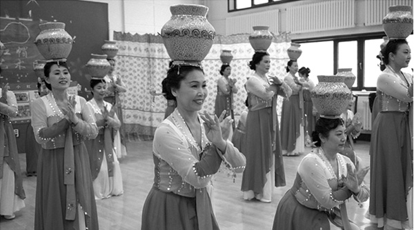 물동이춤을 선보이고있는 빨간모자예술단 무용팀.