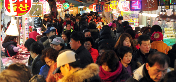  설 명절을 앞두고 31일 수원 못골시장에 제수용품을 사러 나온 시민들로 북적이고 있다./이진우기자 poet11@