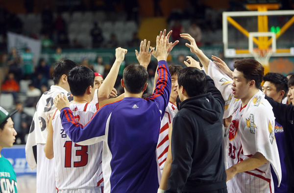 1일 강원도 원주종합체육관에서 열린 2015~2016 KCC 프로농구 6강 플레이오프 3차전 고양 오리온스와 원주 동부의 경기에서 승리하며 3연승으로 4강 플레이오프를 확정한 오리온스 선수와 코치진이 경기를 마친 뒤 하이파이브를 하며 환호하고 있다./연합뉴스