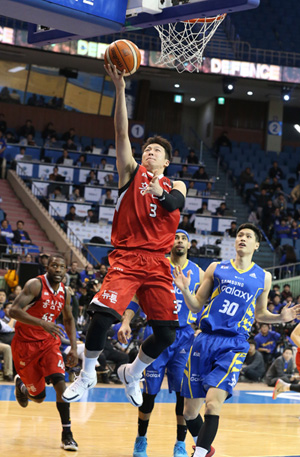 2일 서울 잠실실내체육관에서 열린 2015~2016 KCC 프로농구 6강 플레이오프 4차전 서울 삼성과 안양 KGC인삼공사의 경기에서 KGC 이정현이 경기종료 4.1초를 남기고 승리를 결정짓는 레이업슛을 성공시키고 있다./연합뉴스