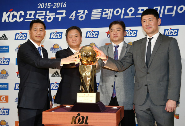 6일 서울 강남구 KBL센터에서 열린 2015~2016 KCC 프로농구 4강 플레이오프 미디어데이에서 오리온스 추일승 감독(왼쪽부터), 모비스 유재학 감독, KGC 김승기 감독, KCC 추승균 감독이 포즈를 취하고 있다./연합뉴스