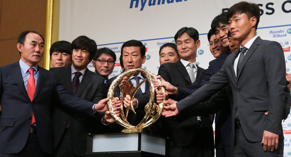 7일 서울 그랜드힐튼호텔에서 열린 2016 현대오일뱅크 K리그 클래식 미디어데이 행사에서 각 팀 감독들이 우승컵을 앞에 두고 포즈를 취하고 있다. /연합뉴스