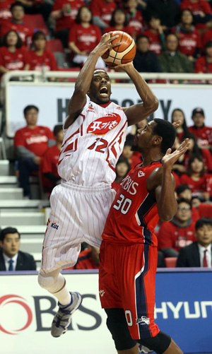 8일 울산 동천체육관에서 열린 2015~2016 KCC 프로농구 4강 플레이오프 1차전 울산 모비스와 고양 오리온스의 경기에서 오리온스의 애런 헤인즈가 모비스의 커스버트 빅터의 수비를 피해 슛하고 있다./연합뉴스