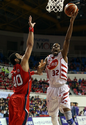 10일 울산 동천체육관에서 열린 2015~2016 KCC 프로농구 4강 플레이오프 2차전 울산 모비스와 고양 오리온스의 경기에서 오리온스의 애런 헤인즈가 모비스의 아이라 클라크의 수비를 피해 레이업 슛하고 있다./연합뉴스