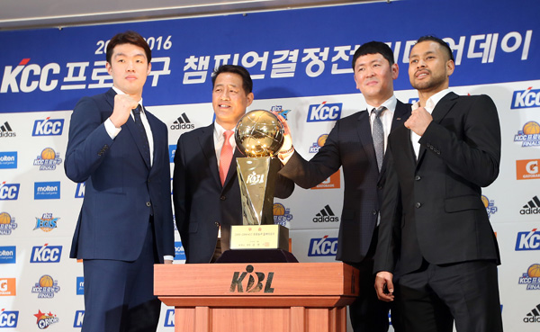 17일 서울 강남구 KBL센터에서 열린 2015~2016 KCC 프로농구 챔피언결정전 미디어데이에서 고양 오리온스의 이승현(왼쪽부터), 추일승 감독과 전주 KCC 추승균 감독, 전태풍이 기념촬영을 하고 있다./연합뉴스