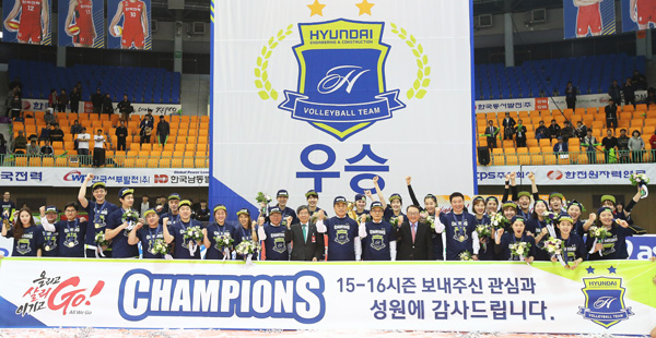 21일 수원실내체육관에서 열린 NH농협 2015~2016 프로배구 V리그 여자부 챔피언결정전 3차전에서 화성 IBK기업은행을 3-0으로 꺾고 사상 처음으로 무실세트로 챔피언에 오른 수원 현대건설 선수단이 기념촬영을 하고 있다./연합뉴스