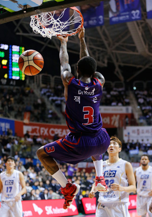 23일 고양실내체육관에서 열린 2015~2016 KCC 프로농구 챔피언결정전 3차전 고양 오리온스와 전주 KCC의 경기에서 오리온스 조 잭슨이 리버스 덩크슛을 성공시키고 있다./연합뉴스