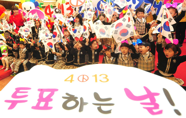  본격적인 선거운동개시일을 하루 앞둔 30일 성남 분당구 AK백화점에서 투표참여홍보 음악회가 열려 분당 뽀뽀뽀 유치원 원생들이 태극기를 흔들며 투표참여 동요를 부르고 있다./이진우기자 poet11@