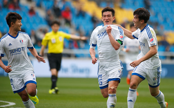 지난 16일 인천축구전용경기장에서 열린 K리그 클래식 2016 6라운드 수원 블루윙즈와 인천 유나이티드의 경기에서 수원 오장은이 득점에 성공한 뒤 기뻐하고 있다./수원삼성블루윙즈축구단 제공