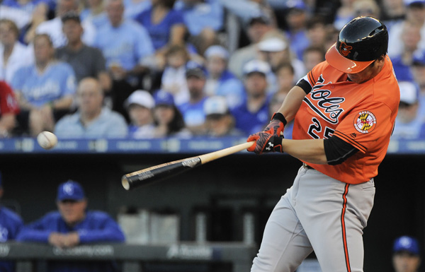 24일 미국 미주리주 캔자스시티 카우프만 스타디움에서 열린 미국 프로야구 메이저리그 볼티모어 오리올스와 캔자스시티 로열스의 경기에서 볼티모어의 9번 타자 좌익수로 선발 출전한 김현수가 1-0으로 앞선 2회초 2사 1, 2루에서 중전 적시타를 치고 있다./연합뉴스