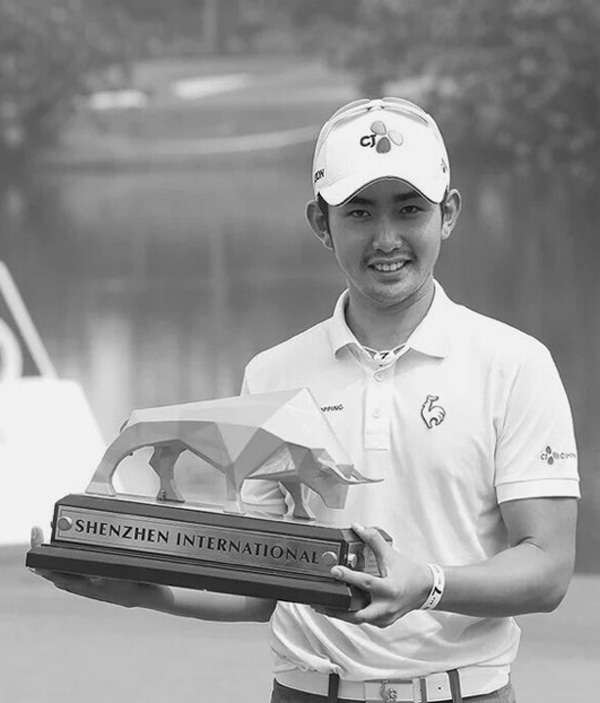 25일 중국 선전 건존 골프클럽에서 열린 유럽프로골프투어 선전 인터내셔널에서 우승을 차지한 이수민이 트로피를 들고 기념촬영을 하고 있다. /세마스포츠마케팅 제공