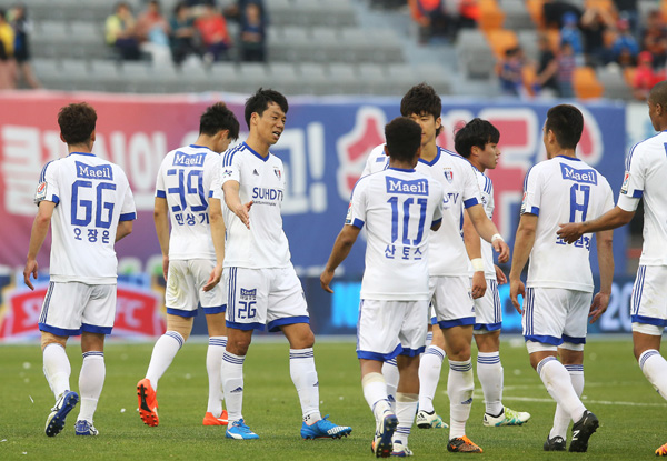 지난 14일 수원종합운동장에서 열린 현대오일뱅크 K리그 클래식 2016 10라운드 수원FC와 수원 블루윙즈의 경기에서 2-1로 승리한 수원 선수들이 서로 인사하고 있다./연합뉴스