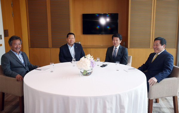 2016 리우 올림픽을 앞두고 17일 오후 서울 삼성동 파크하얏트에서 역대 올림픽 선수단장 간담회가 열리고 있다. 오른쪽부터 신박제 아테네올림픽 한국선수단장, 정몽규 리우올림픽 선수단장, 베이징올림픽 선수단장을 지낸 김정행 대한체육회장, 이기흥 런던올림픽 선수단장./연합뉴스