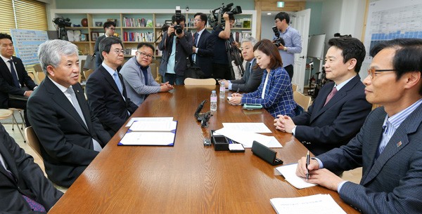 18일 경기도청 도지사 집무실에서 남경필 경기도지사와 박영식 대우건설사장 등 관계자들이 ‘경기도-대우건설 MOU’를 체결하고 환담을 나누고 있다./경기도 제공