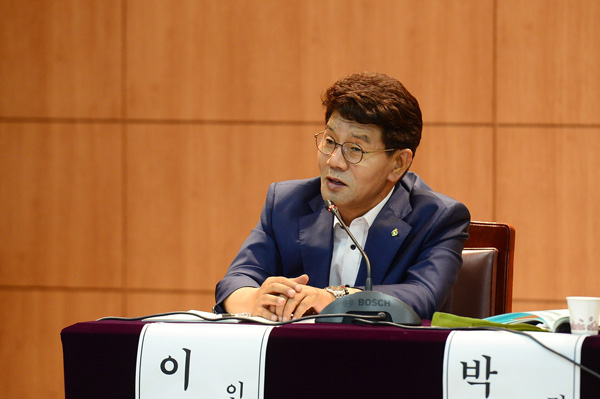 이청연 인천시교육감이 350여명의 시민·학교 관계자들과 ‘민선 2기 이청연 교육감 2년의 성과와 과제’를 주제로 토론하고 있다.
/시교육청 제공