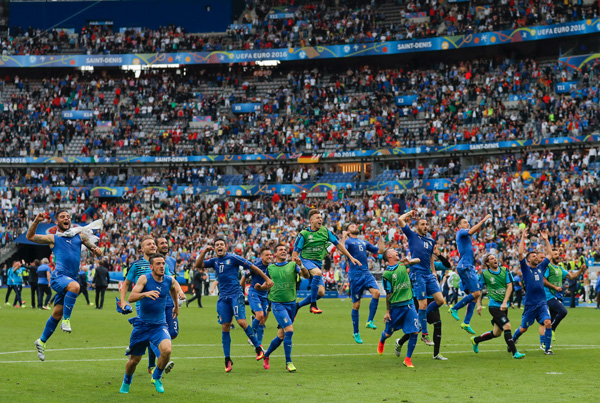 28일 프랑스 생드니에서 열린 2016 유럽축구선수권대회(유로 2016) 16강전에서 스페인을 2-0으로 꺾고 8강에 진출한 이탈리아 선수들이 그라운드에서 환호하고 있다./연합뉴스