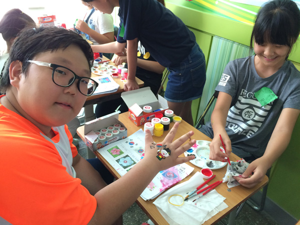 안성 죽산초등학교 학생들이 ‘나라사랑 페이스페인팅’ 행사를 실시하고 있다./죽산초등학교 제공