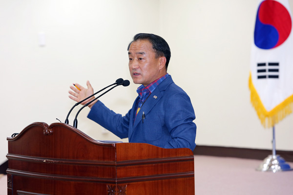 황은성 안성시장이 시청 대회의실에서 시정 브리핑을 통해 분야별 사업 추진 현황 등에 대해 설명하고 있다. /안성시 제공