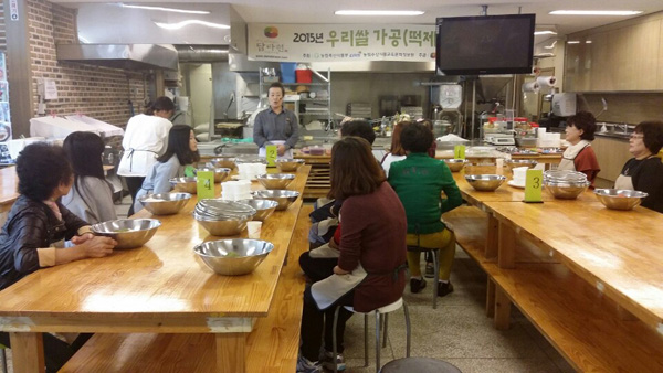 의정부 ‘담다헌’에서 열린 ‘남북한 음식 경험 나누기 및 떡 체험’ 프로그램.