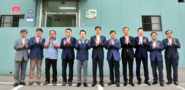  ‘경기도 제1호 공공물류유통센터’ 개소식이 26일 군포복합물류터미널에서 열려 남경필 경기도지사와 박근태 CJ대한통운 대표이사(왼쪽 6번째)를 비롯한 참석내빈들이 기념촬영을 하고 있다./이진우기자 poet11@