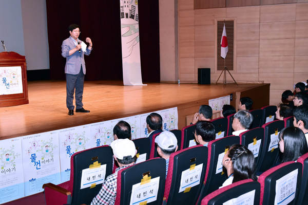 지난 26일 수원청소년문화센터 온누리아트홀에서 개최된 ‘2016 한일 청소년 물포럼’ 개회식에서 염태영 수원시장이 참석자들에게 인사말을 전하고 있다./수원시 제공