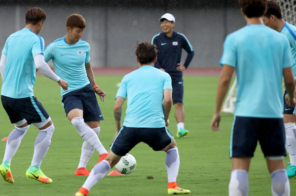 리우올림픽 축구대표팀 손흥민(왼쪽 두번째)이 2일 브라질 피투아투 경기장에서 열린 사우바도르 첫 공식 훈련에서 내리는 비를 맞으며 팀 동료들과 공뺏기 게임을 하고 있다./연합뉴스