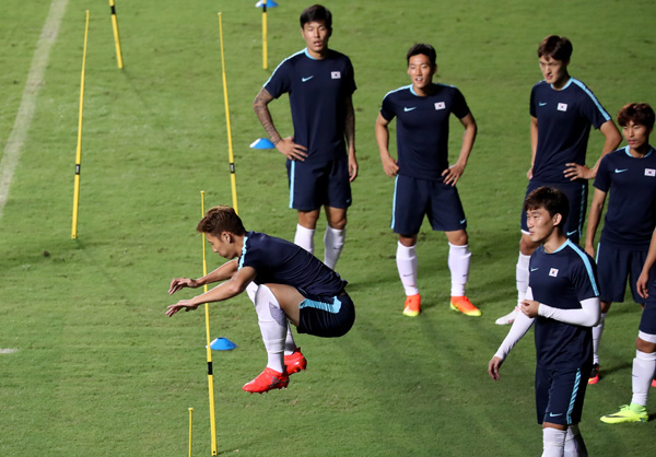 리우올림픽에 출전하는 축구대표팀 손흥민이 4일 브라질 사우바도르 피투아투 경기장에서 조별리그 1차전 피지와의 경기를 하루 앞두고 피지컬 서킷 트레이닝을 받으며 높은 제자리 점프를 선보이자 동료들이 지켜보며 감탄하고 있다./연합뉴스