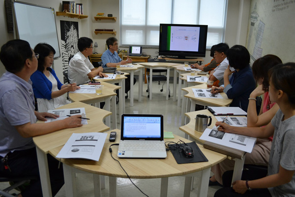 2014년 뭐라도학교 창립을 위한 TF 회의 모습.