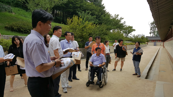 지난 23일 수원 화성행궁을 대상으로 진행된 인권침해 요인 현장 점검 모습./수원시 제공