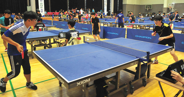 지난 10일부터 11일까지 과천시민회관 대체육관에서 열린 제8회 과천 토리아리배 생활체육 전국오픈탁구대회에서 대학 동아리 YB 신입생부 단식에 출전한 선수들이 경기를 펼치고 있다./이진우기자 poet11@