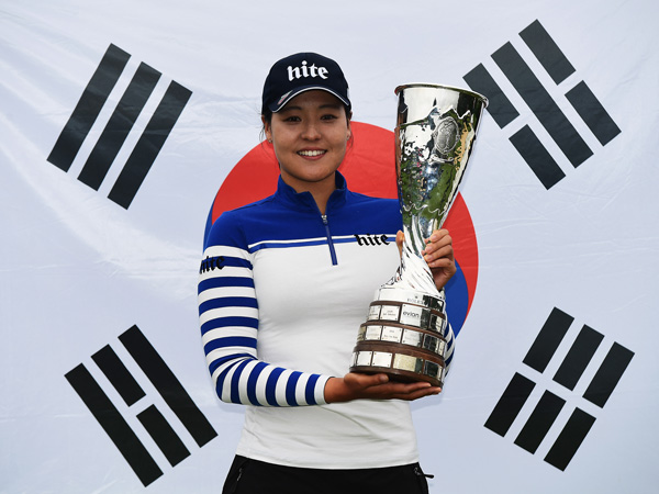 19일 프랑스 에비앙 레뱅의 에비앙 리조트 골프클럽에서 열린 미국여자프로골프(LPGA)투어 시즌 마지막 메이저대회 에비앙챔피언십에서 4라운드 합계 21언더파 263타로 우승한 전인지(22.하이트진로)가 트로피를 들고 태극기를 배경으로 포즈를 취하고 있다./연합뉴스