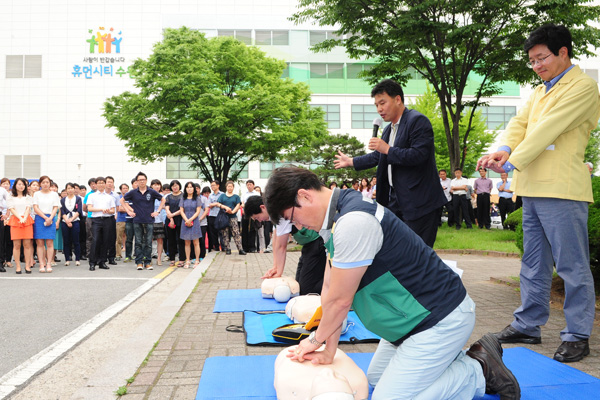 염태영 수원시장(오른쪽)과 수원시 소속 공무원들이 심폐소생술 교육을 진행하고 있다./수원시 제공