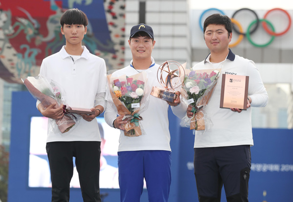 22일 서울 송파구 올림픽공원 평화의 광장에서 열린 '현대자동차 정몽구배 한국양궁대회 2016' 남자부 개인전 결승에서 우승한 이승윤(코오롱엑스텐보이즈·가운데)이 준우승한 김선우(경기체고·왼쪽), 3위에 오른 김우진(청주시청)과 기념촬영을 하고 있다./연합뉴스