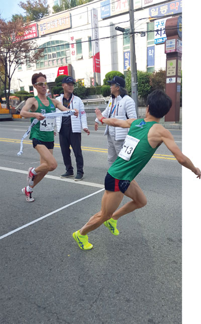 16일 열린 제62회 부산∼서울간 대역전경주대회에서 경기도의 2구간 주자인 배성민(남양주시청)이 3구간 주자인 마스터즈 선수 여흥구(기아자동차)에게 어깨띠를 전달하고 있다. 도 육상은 대회 첫 날인 이날 부산~청도 간 53.5㎞ 구간에서 종합 1위를 차지했다./경기도육상연맹 제공