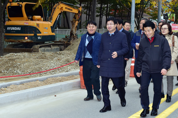 염태영 수원시장(가운데)이 지난 10월 파장초등학교 주변 안전마을 만들기 공사장에서 ‘현장 행정’을 펼치고 있다.