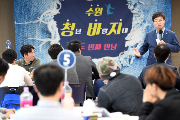 염태영 수원시장이 ‘청년바람지대 만남’ 행사에서 청년들과 이야기를 나누고 있다.