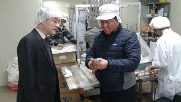 에스폴리오㈜ 오선균 대표가 공장에서 생산되고 있는 제품에 대해 설명하고 있다. /류정희기자 rjh@
