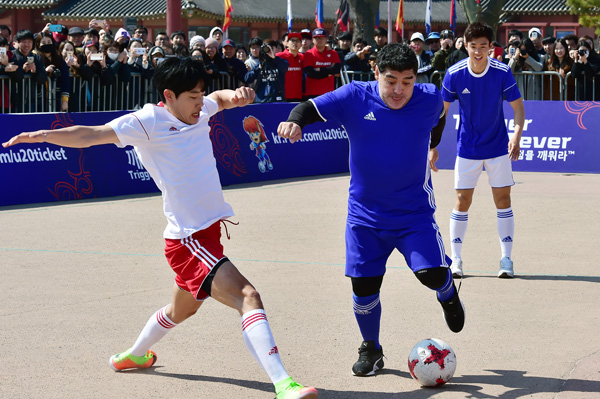 ‘아르헨티나 축구의 전설’ 마라도나와 U-20 월드컵 홍보대사 배우 류준열씨가 14일 미니축구 경기를 하고 있다.