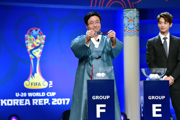 염태영 수원시장이 15일 FIFA U-20 월드컵 조 추첨식에서 추첨 결과를 들어보이고 있다.