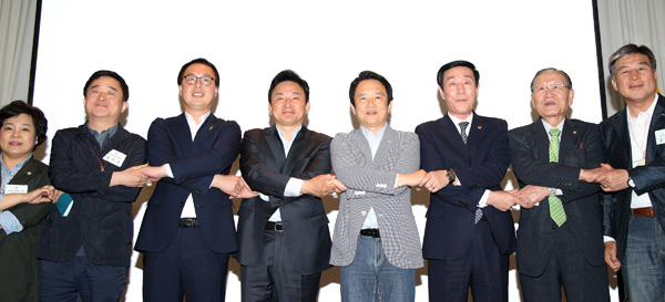 지난 26일 오후 제주 스위트호텔에서 열린 ‘남부, 북부 기우회 제주도 정례회’에서 남경필 경기도지사가 원희룡 제주도지사, 정기열 경기도의회 의장, 신관홍 제주특별자치도의회 의장, 이기우 경기도 연정부지사를 비롯한 참석자들과 기념촬영을 하고 있다. /경기도 제공