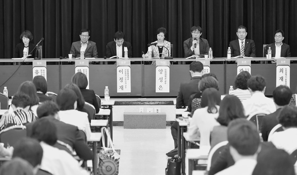 30일 시청 대회의실에서 열린 ‘저출산 위기극복 정책토론회’에서 관계기관 대표자들이 ‘인천시 저출산 대책 방향성 및 대응방안’을 주제로 토론을 하고 있다. /인천시 제공