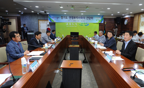 김태정 오산시부시장 등 시 관계자들이 강득구 경기도 연정부지사와 간담회를 갖고 지역현안에 대해 논의하고 있다. /오산시 제공